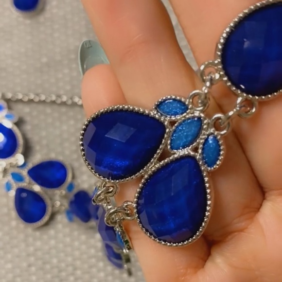 Stylish Shimmer Blue Necklace and Earring Set! (Bundle Set) - Picture 4 of 9